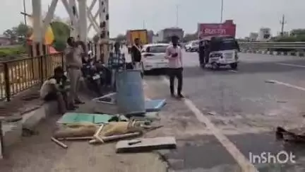 टूंडला: मोहम्मदाबाद फुट ओवर ब्रिज के पास डाक पार्सल वैन ने ई-रिक्शा में मारी टक्कर, पति-पत्नी घायल