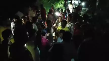 रतलाम नगर: रतलाम के जवाहर नगर में बिजली नही आने पर कंम्पनी के अधिकारियो को नागरिको ने घेरा बताई अपनी परेशानियां। #jansamasya