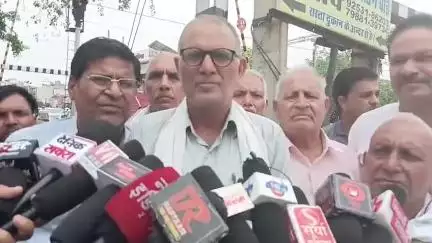 भिवानी में लोहारू रेलवे फाटक पर जन संघर्ष समिति भिवानी ने दो रेलवे पुल शीघ्र निर्माण करने व .माल गाड़ियों का रास्ता बदलने