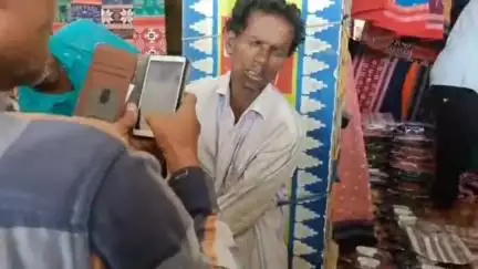 ବୌଦ୍ଧ ସଦର: ବୌଦ୍ଧ ବୁଣାକାର ବଜାରରେ ଶାଢୀ ଚୋରକୁ ଉତ୍ତମ ମଧ୍ୟମ ଦେଇ ପୋଲିସର ଜିମା ଦେଲେ ବ୍ୟବସାୟୀ
