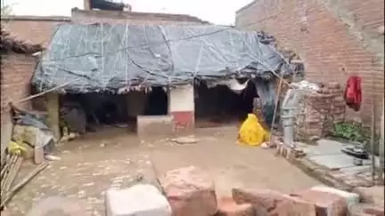 आंवला: आंवला के भमोरा क्षेत्र में छुरी से गला रेतकर शराबी पति ने की पत्नी की हत्या, मौके पर ग्रामीणों ने पकड़ा