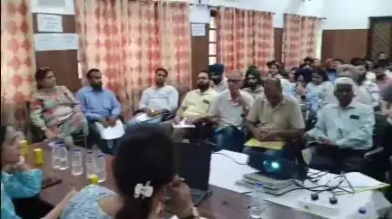 ਅੰਮ੍ਰਿਤਸਰ 2: ਸਿਵਲ ਸਰਜਨ ਦਫਤਰ ਦੇ ਵਿੱਚ ਡਿਪਟੀ ਕਮਿਸ਼ਨਰ ਅਤੇ ਸਿਵਲ ਸਰਜਨ ਵੱਲੋਂ ਡਾਕਟਰਾਂ ਦੇ ਨਾਲ ਕੀਤੀ ਗਈ ਇੱਕ ਅਹਿਮ ਮੀਟਿੰਗ
