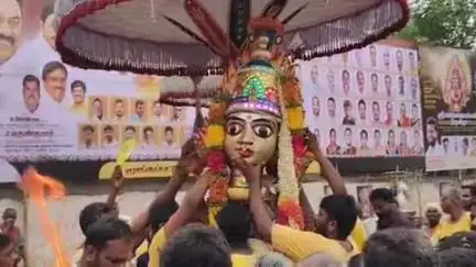 குடியாத்தம்: மூங்கப்பட்டு கிராமத்தில் கெங்கை அம்மன் சிரசு திருவிழா வெகு விமர்சையாக நடைபெற்றது மேளதாளங்கள் முழங்க சிலம்பாட்டத்துடன் பக்தர்கள் கொண்டாட்டம்