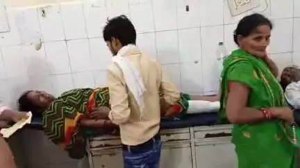 सीतापुर: बस्ती गांव में पैदल जा रही महिला को तेज रफ्तार मोटरसाइकिल ने मारी जोरदार टक्कर, महिला घायल