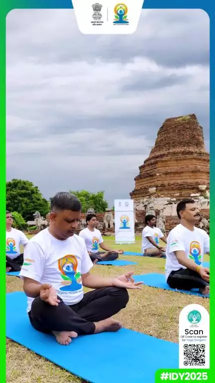 थाईलैंड के अयुथया में ऐतिहासिक मंदिर वाट थम्मिकारत में सुबह-सुबह विशेष योग सत्र का आयोजन किया गया