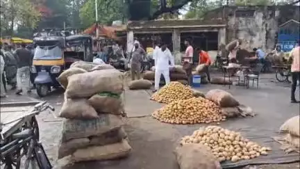 खंडवा नगर: खंडवा मंडी में किसान से मारपीट और अव्यवस्था पर अधिकारियों ने किया मंडी का निरीक्षण