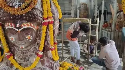 मंदसौर: सावन माह के लिए पशुपतिनाथ मंदिर में तैयारी, मार्बल और पीतल की रेलिंग की सफाई शुरू