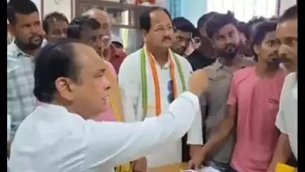 मधुपुर: मधुपुर आवास पर स्वास्थ्य मंत्री डॉ. इरफान अंसारी ने जनता दरबार लगाकर लोगों की समस्याएँ सुनीं