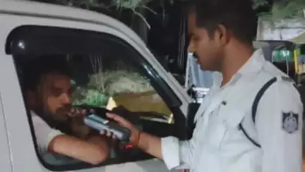 सिंगरौली: शराब पीकर गाड़ी चलाने पर यातायात पुलिस ने 5 ट्रक और 1 ट्रेवलर चालक पर की कार्रवाई, वाहन ज़ब्त