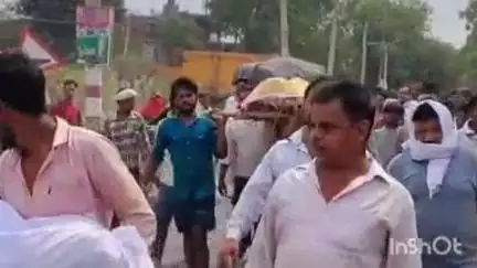 अलीगंज: नगला पड़ाव में फादर्स डे पर एक ही घर से उठी बाप-बेटे की अर्थियां, सड़क दुर्घटना में हुई थी मौत