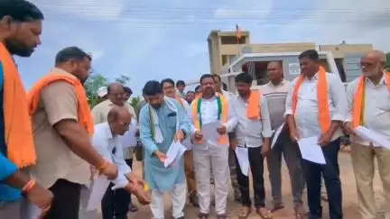సిర్పూర్ టి: టైగర్ కన్జర్వేషన్ రిజర్వ్ జీవో 49 ప్రతులను కాగజ్ నగర్ లో దహనం చేసిన ఎమ్మెల్యే డాక్టర్ పాల్వాయి హరీష్ బాబు