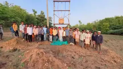 अलीराजपुर: मंत्री चौहान के निर्देश पर विधायक प्रतिनिधि ने जवानिया में ₹5.72 लाख की विद्युत डीपी का उद्घाटन किया