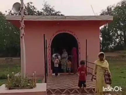 जवाली: गुरु रविदास मंदिर पपाहन में छबील लगाने से पूर्व गुरु रविदास महाराज को किया गया नमन