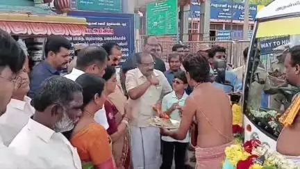 பழனி: பழனி முருகன் கோயிலுக்கு பேருந்துகளை வழங்கிய தொழிலதிபர் சிறப்பு பூஜை செய்து பக்தர்கள் பயன்பாட்டிற்கு இயக்கம்