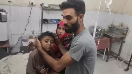 धनौरा: गजरौला के गांव शकूराबाद में हाई टेंशन लाइन की चपेट में आकर मासूम बच्चा झुलसा, हालत गंभीर