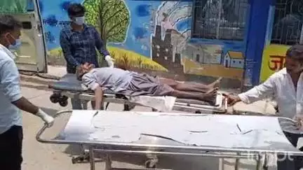 भभुआ: भभुआ कलेक्ट्रेट के पास सड़क पर लावारिस अवस्था में मिला एक व्यक्ति, इलाज के लिए लाया गया सदर अस्पताल