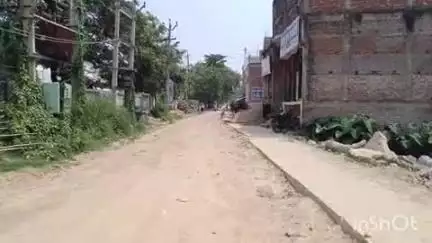 शिवहर: अनुमंडल चौक पर अधूरा सड़क निर्माण कार्य पूरा करने के लिए डीएम ने अधिकारियों को दिया निर्देश