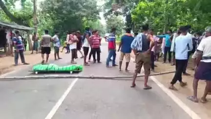 ହିନ୍ଦୋଳ: ବାଘଧରିଆ ଗ୍ରାମ ନିକଟ ପୁରୁଣା କଟକ ସମ୍ବଲପୁର ରାସ୍ତାରେ ମୃତ ଦେହ ରଖି ରାସ୍ତା ଅବରୋଧ