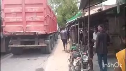 लालगंज: लालगंज तहसील के भीतरगांव मोड़ के पास उत्तर प्रदेश पुलिस भर्ती प्रमाण पत्र को लेकर रोके गए कमर्शियल वाहन