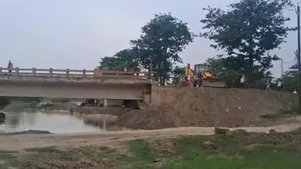 सोनबरसा: झीम नदी पर निर्माणाधीन पुल का पुराना डायवर्सन बाढ़ के तेज पानी में बहा