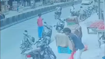 சங்ககிரி: சங்ககிரி திருச்செங்கோடு பிரிவு சாலையில் இருசக்கர வாகனம் திருட்டு சிசிடிவி காட்சிகள் வைரல் போலீசார் விசாரணை