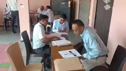 बालाघाट: उत्कृष्ट विद्यालय से कक्षा 10वीं और 12वीं की परीक्षा सामग्री वितरित, 21 केंद्रों पर होगी परीक्षा