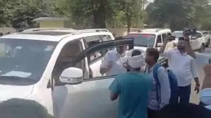 रोहतक: रोहतक पीजीआई में हड़ताल का विरोध कर रहे कर्मचारियों ने दीपेंद्र हुड्डा की गाड़ी घेरी, वीडियो वायरल