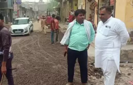 महेंद्रगढ़: महेंद्रगढ़ नगर पालिका प्रधान ने सड़क निर्माण कार्य का किया निरीक्षण, सराफा बाजार से अतिक्रमण भी हटेगा