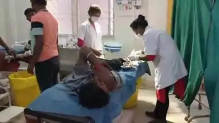 गुमला: टोटाम्बी बाजार के पास बस की चपेट में आने से बाइक सवार दो लोग जख्मी