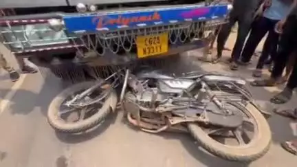 तिल्दा: तिल्दा खरोरा मार्ग पर जिओ पेट्रोल पंप बरतोरी के पास हाईवा वाहन की चपेट में आने से दोपहिया सवार युवक की हुई मौत