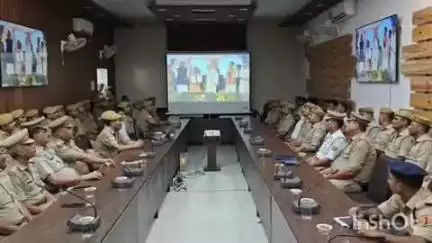 बिजनौर: बिजनौर पुलिस लाइन में लखनऊ पुलिस भर्ती में चयनित अभ्यर्थियों को दिए गए नियुक्ति पत्र का लाइव प्रसारण किया गया