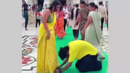 मथुरा: वृन्दावन: प्रेम मंदिर में युवक द्वारा युवती के पैर छूने और माथा टेकने का वीडियो हुआ वायरल