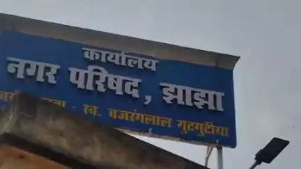 झाझा: झाझा नगर परिषद क्षेत्र में गर्मी से राहत के लिए सड़कों पर पानी का छिड़काव किया जा रहा है