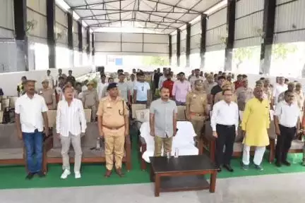 उरई: उरई पुलिस लाइन में पुलिस अधीक्षक और अधिकारियों ने नियुक्ति पत्र वितरण समारोह का देखा प्रसारण