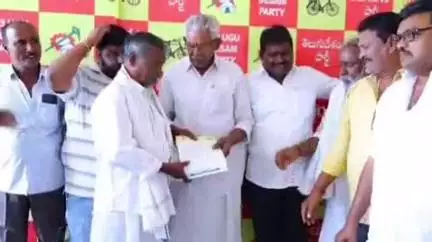 మార్కాపురం: సుమారు 34 మంది లబ్ధిదారులకు సీఎంఆర్ఎఫ్ చెక్కులను అందజేసిన ఎమ్మెల్యే తండ్రి పెద్ద నారాయణరెడ్డి