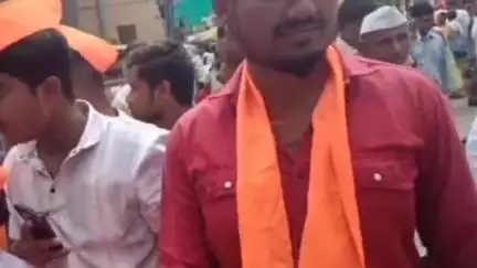 पंढरपूर: राज ठाकरे आणि उद्धव ठाकरे यांनी एकत्र यावे यासाठी नामदेव पायरी येथे श्री विठ्ठलाला घालण्यात आला दुग्धाभिषेक