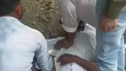 रामपुर: अनवा गांव के पास बाइक सवार व्यक्ति को आया हार्ट अटैक, एक राहगीर ने CPR देकर बचाई जान