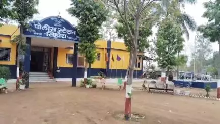 तुमसर: रेंगेपार ते परसवाडा रस्त्यावरून विनापरवाना रेतीची चोरटी वाहतूक करणारा ट्रॅक्टर सिहोरा पोलिसांच्या ताब्यात