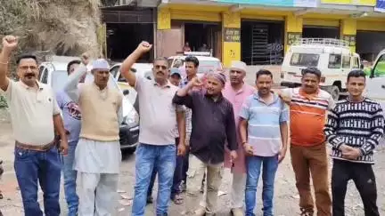 गुमदेश:गड्ढों में तब्दील हुई  पुल्ला खालगढ़  सड़क वाहन चालकों का लो0नि0वी0 के खिलाफ प्रदर्शन। चुनाव बहिष्कार की चेतावनी।