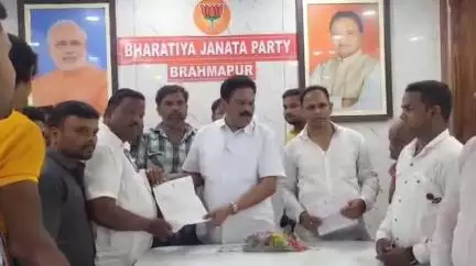 ଛତ୍ରପୁର: ବ୍ରହ୍ମପୁର ୧୦ ନମ୍ବର ଓ୍ବାର୍ଡରେ ବିଭିନ୍ନ ଉନ୍ନୟନମୂଳକ କାର୍ଯ୍ୟ ପାଇଁ ଗାନ୍ଧି ନଗର ଠାରେ ବିଧାୟକଙ୍କ କାର୍ଯ୍ୟାଦେଶ ବଣ୍ଟନ