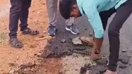 గద్వాల్: ముచ్చోనిపల్లి గ్రామంలో నాసిరకమైన రోడ్డు వేసిన వారిపై కేసులు నమోదు చేయాలి: ఆల్ ఇండియా అంబేద్కర్ సంఘం అధ్యక్షుడు ప్రకాష్