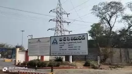 బూర్గంపహాడ్: సారపాక ఐటిసి ప్రాజెక్ట్ గేటు వద్ద తృటిలో తప్పిన పెను ప్రమాదం