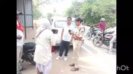 अरवल: नक्सली पर्चा चिपकाए जाने के बाद डीएसपी के नेतृत्व में अरवल बाजार में वाहन जांच अभियान चलाया गया