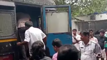 চুঁচুড়া-মগরা: চুঁচুড়ার খাগড়া জোল এলাকায় বেআইনি ফটাফট খেলার ঠেকে অভিযান চালিয়ে গ্রেপ্তার 21, পেশ আদালতে