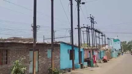 मंदसौर: मंदसौर के इंद्रा नगर में हाई टेंशन लाइन व खंभों के नीचे 1000 मकान, हो सकता है बड़ा हादसा
