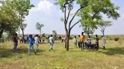 દાહોદ: દાહોદના કલીતળાઈ ગામે એક ૧૯ વર્ષીય યુવકે અગમ્ય કારણોસર ઝાડ સાથે દોરડું બાંધી ગળેફાંસો ખાઈ આત્મહત્યા કરી ગ્રામ્ય પોલિસ