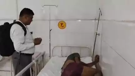इटावा: नौरंगाबाद चौराहे पर बेहोशी की हालत में सड़क पर पड़े व्यक्ति को पुलिस ने एंबुलेंस से अस्पताल भेजा, उपचार जारी
