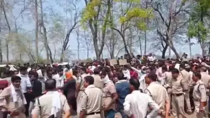 हटा: बस में नर्स द्वारा मारपीट के वायरल वीडियो मामले ने पकड़ा तूल, लोगों ने रनेह थाने का घेराव कर प्रदर्शन किया