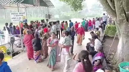 ஏற்காடு: ஏற்காட்டில் கடுமையான பனிப்பொழிவு காரணமாக படகு போக்குவரத்து நிறுத்தம் சுற்றுலா பணிகள் ஏமாற்றம்