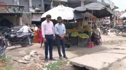 तमकुही राज: स्वच्छ भारत मिशन के अधिकारी ने तमकुहीराज में किया औचक निरीक्षण, नालियों, शौचालय और शवदाह गृह की जांच, सफाई देख हुए खुश